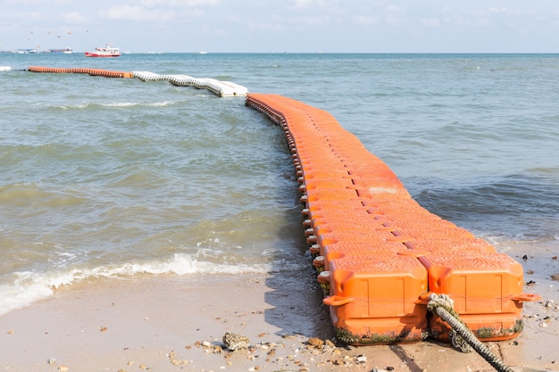 Pontone galleggiante rosso di modo della passeggiata nel mare