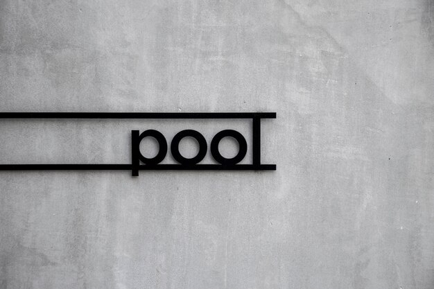 Pool di segno nero con muro di cemento