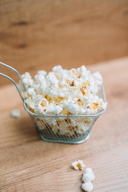 Pop corn in un tavolo di legno