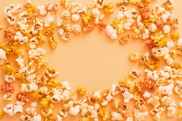 Pop corn sulla superficie arancione