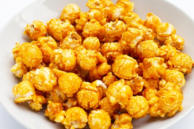 Popcorn al caramello al miele su sfondo bianco