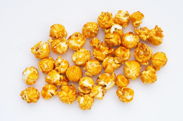 Popcorn al caramello al miele su sfondo bianco