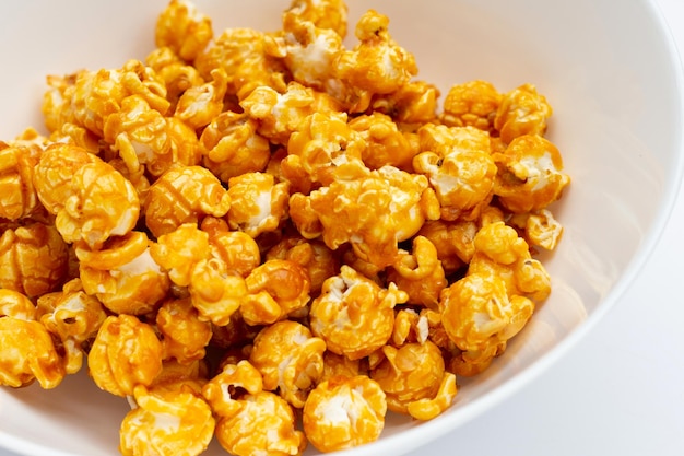 Popcorn al caramello al miele su sfondo bianco