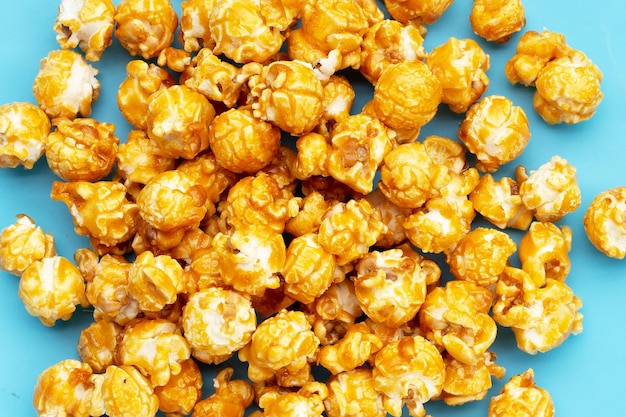 Popcorn al caramello di miele su sfondo bianco