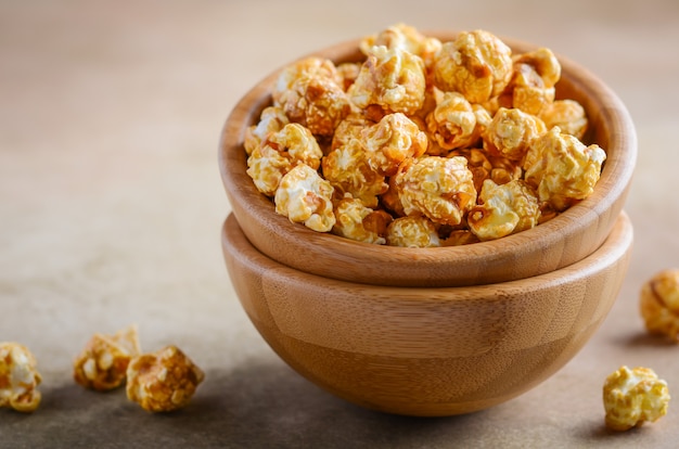 Popcorn al caramello fatto in casa in una ciotola di legno