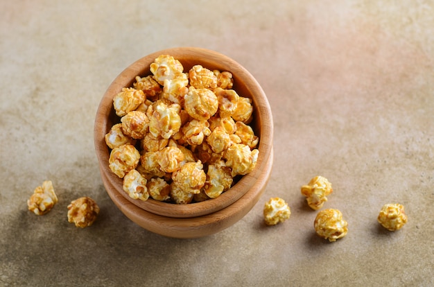 Popcorn al caramello fatto in casa in una ciotola di legno