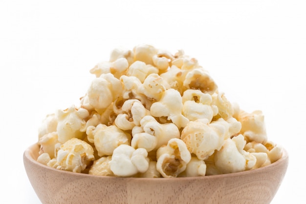 popcorn al caramello su bianco