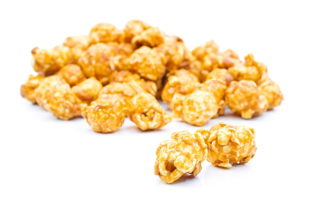 Popcorn al caramello su sfondo bianco