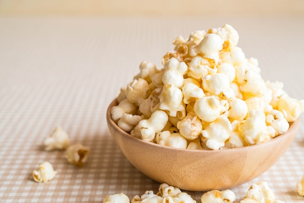 popcorn al caramello sul tavolo