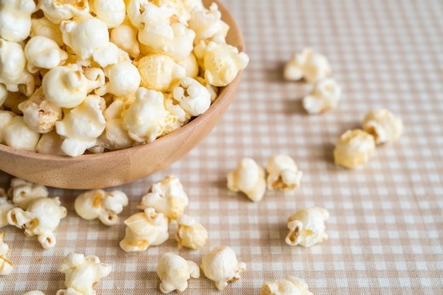 popcorn al caramello sul tavolo