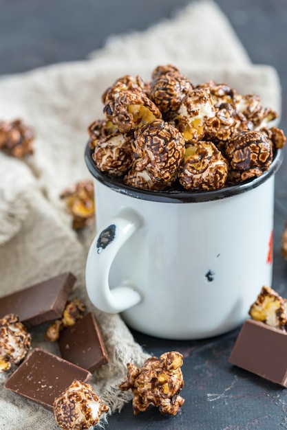 Popcorn al cioccolato in una tazza smaltata