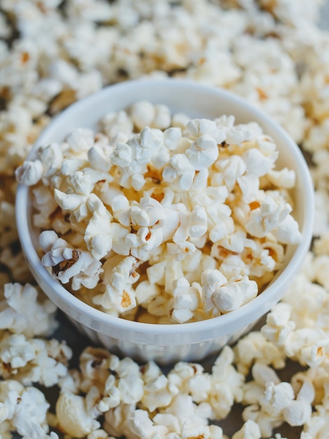 Popcorn al sale in una ciotola