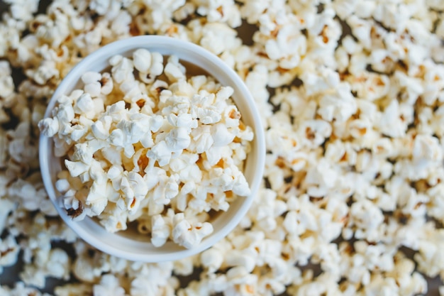 Popcorn al sale in una ciotola