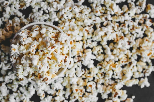 Popcorn al sale in una ciotola