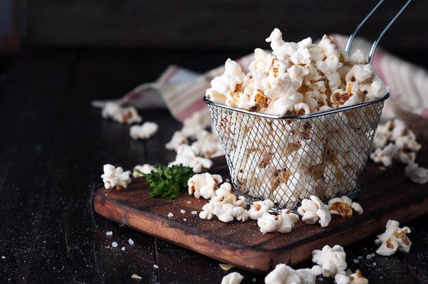 Popcorn al sale sul tavolo di legno