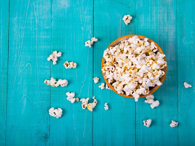 Popcorn al sale sul tavolo di legno