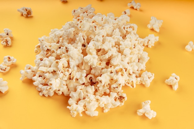 Popcorn bianco su sfondo giallo