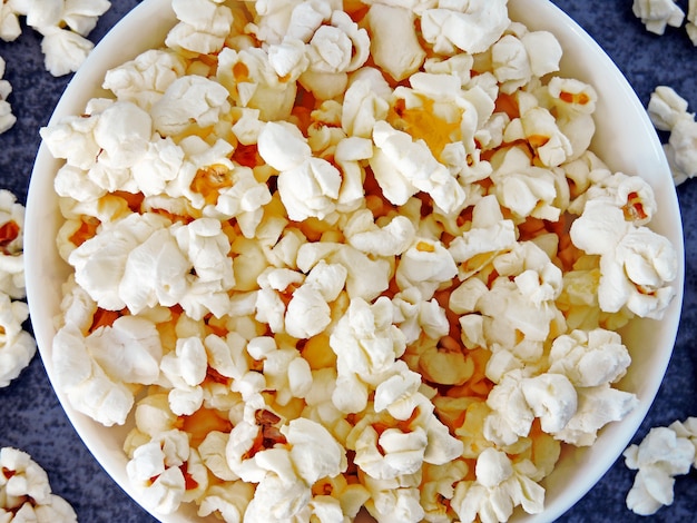 Popcorn caldo fatto in casa.