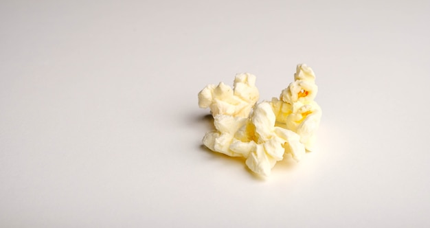 Popcorn classico su sfondo bianco