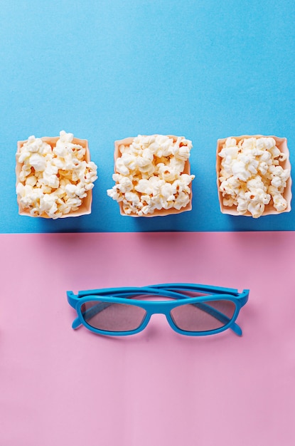 Popcorn con occhiali 3d su sfondo blu