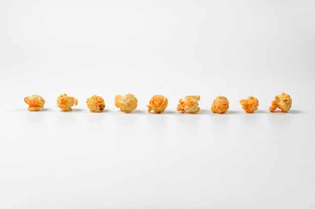 Popcorn delizioso in una linea su bianco