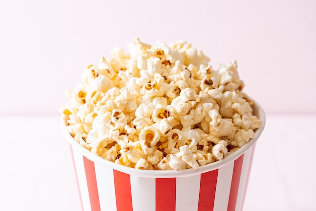 Popcorn di film nel secchio