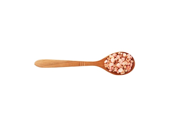 Popcorn di grano saraceno con aria secca per la colazione con fragole in un cucchiaio di legno. Prodotto sano senza glutine