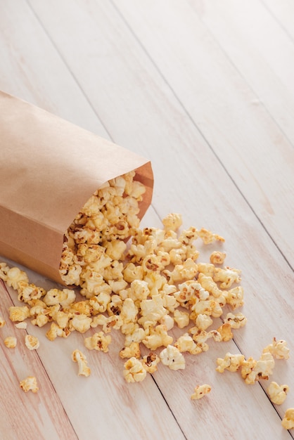 Popcorn di mais fatti in casa in un sacchetto