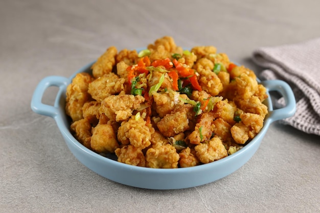 Popcorn di pollo caldo e speziato o cabe garam di popcorn ayam