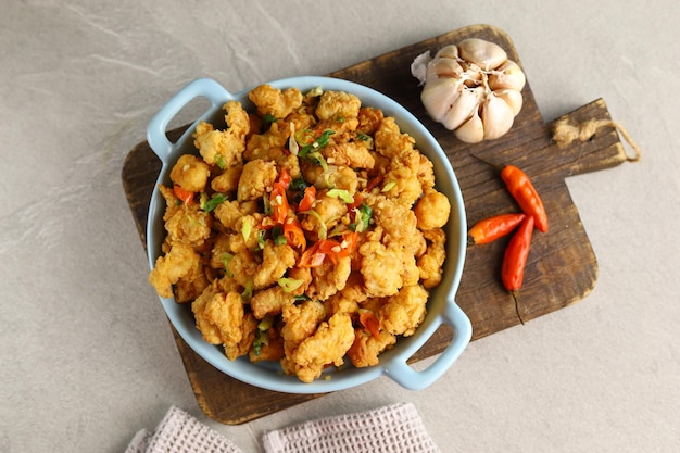 Popcorn di pollo caldo e speziato o cabe garam di popcorn ayam