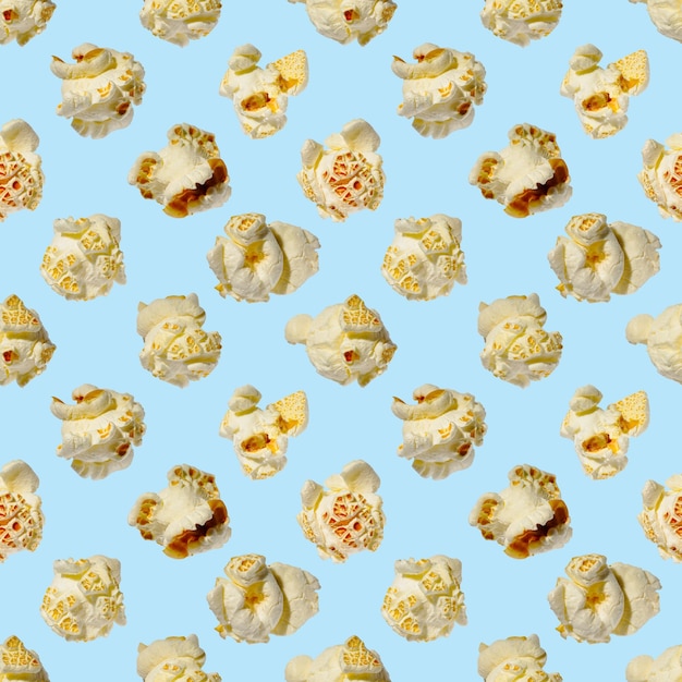 Popcorn di popcorn con motivo senza cuciture su uno sfondo blu