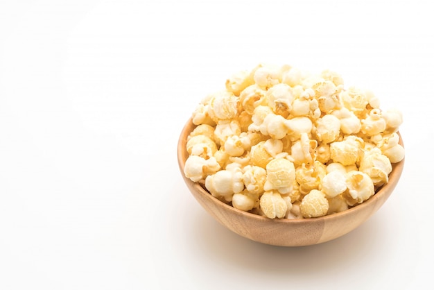 popcorn dolce su sfondo bianco