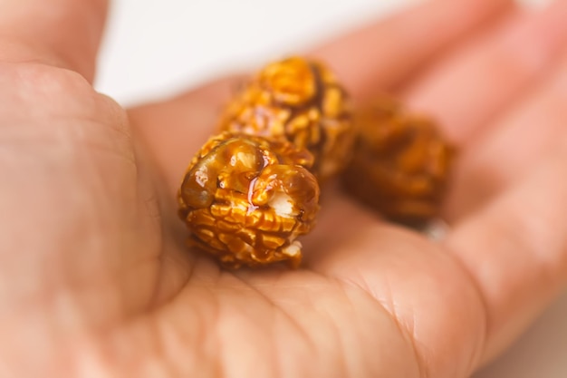 Popcorn dolci pronti da mangiare in una mano da vicino