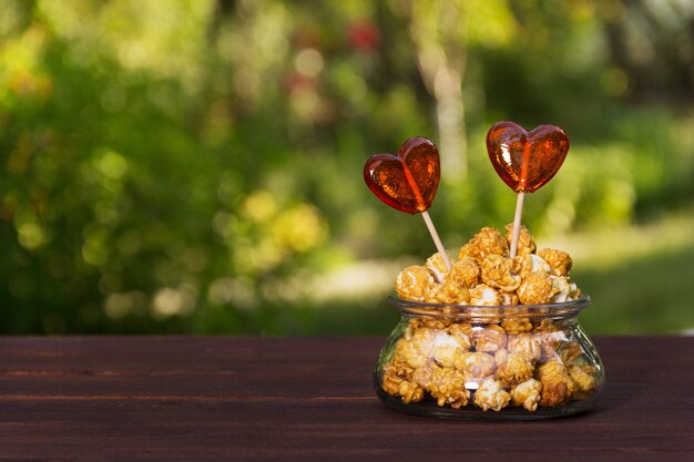 Popcorn e caramelle a forma di cuore