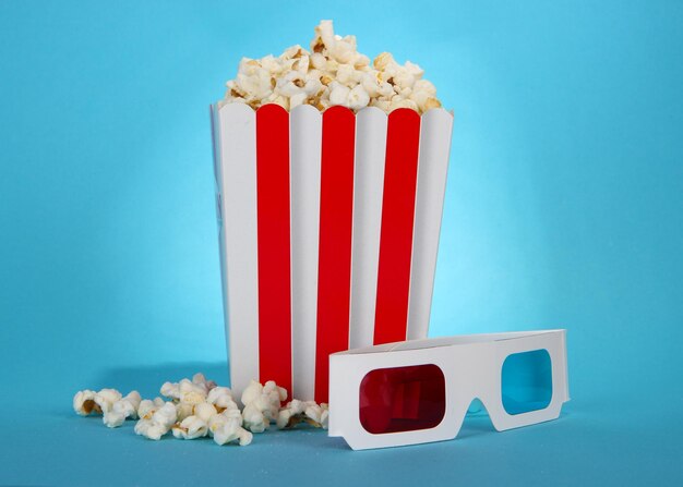 Popcorn e occhiali 3D su sfondo blu