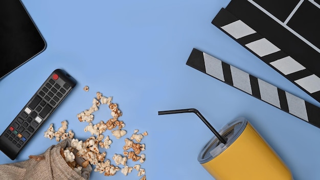 Popcorn e telecomando per tablet digitale su sfondo blu