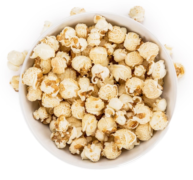 Popcorn fatto fresco sopra bianco