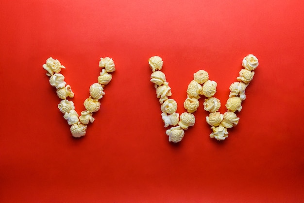 popcorn formando la lettera V, W su sfondo rosso
