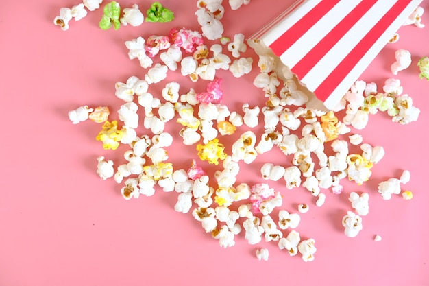 popcorn fuoriuscita da un contenitore in rosa