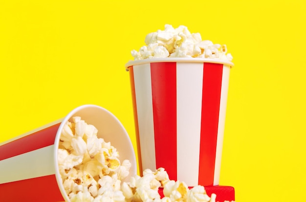 Popcorn Grande scatola di strisce bianche rosse Cinema notte di film Cibo per pop corn Sfondo giallo