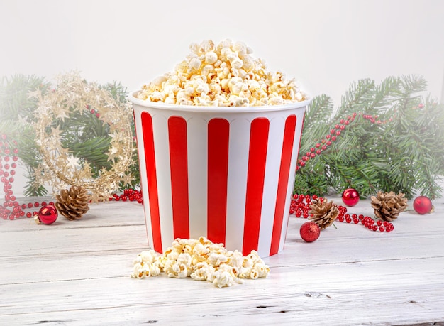 Popcorn in ciotola spogliata su sfondo di legno Sfondo di Natale