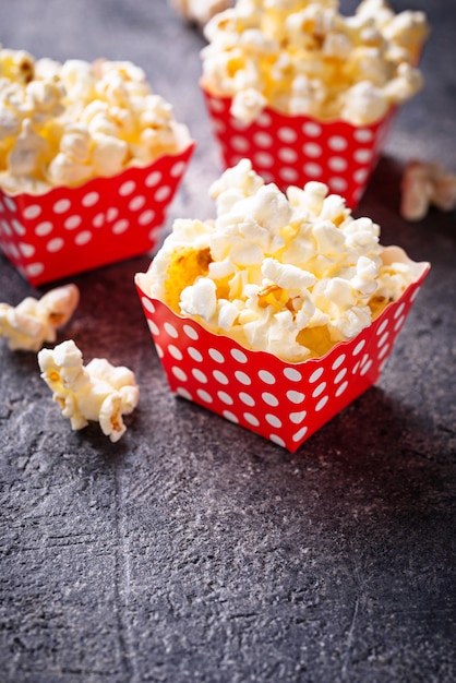 Popcorn in confezione rossa a pois