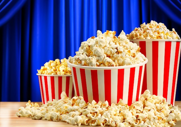 Popcorn in secchi di carta a righe rosse e bianche al cinema