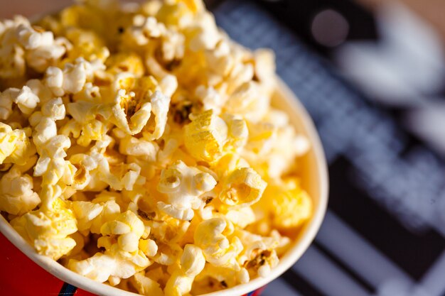 Popcorn in un secchio a strisce