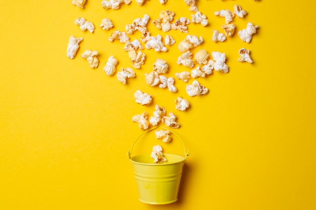 Popcorn in un secchio giallo