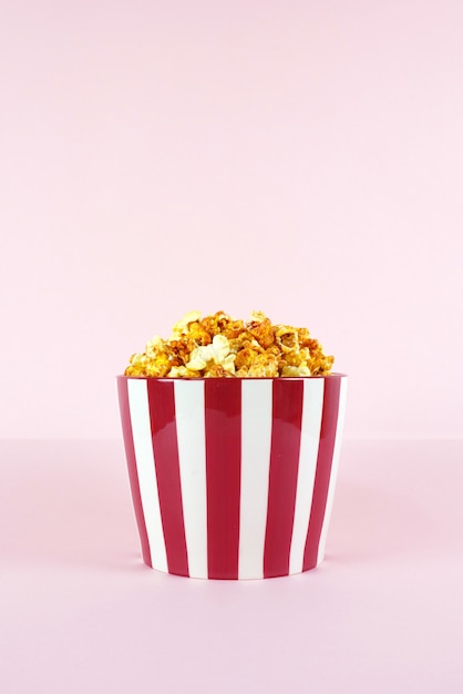 Popcorn in un secchio per una sessione di film