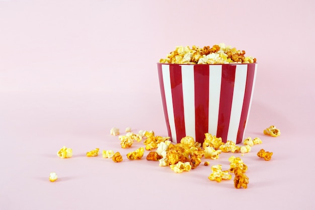 Popcorn in un secchio per una sessione di film