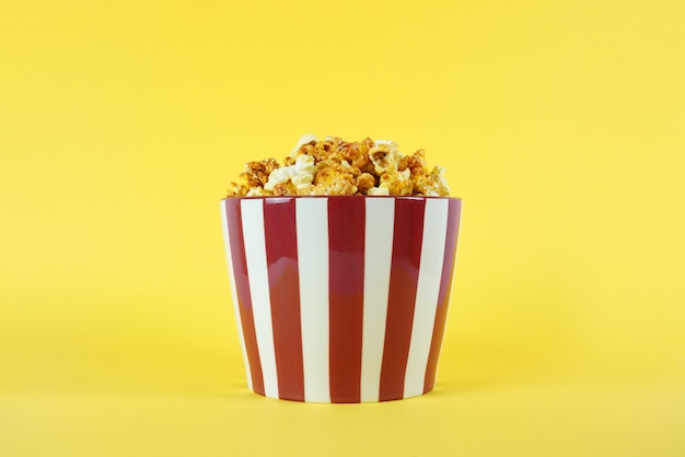 Popcorn in un secchio per una sessione di film