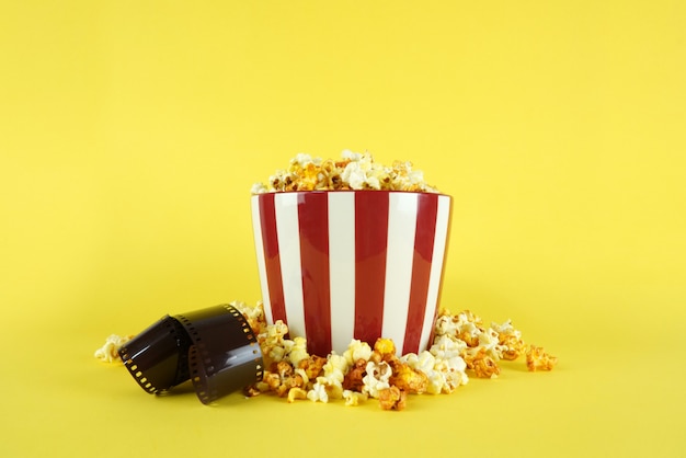 Popcorn in un secchio per una sessione di film