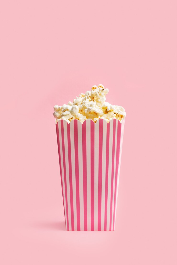Popcorn in un secchio su sfondo rosa